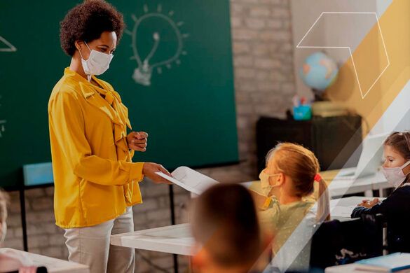 professora usando máscara dando aulas para alunos em sala de aula de forma presencial
