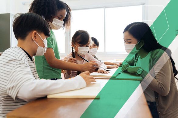crianças usando máscara fazendo trabalho em grupo na escola