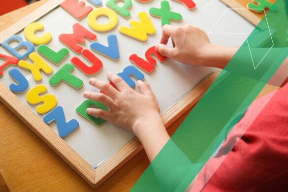 criança brincando com o alfabeto de brinquedo