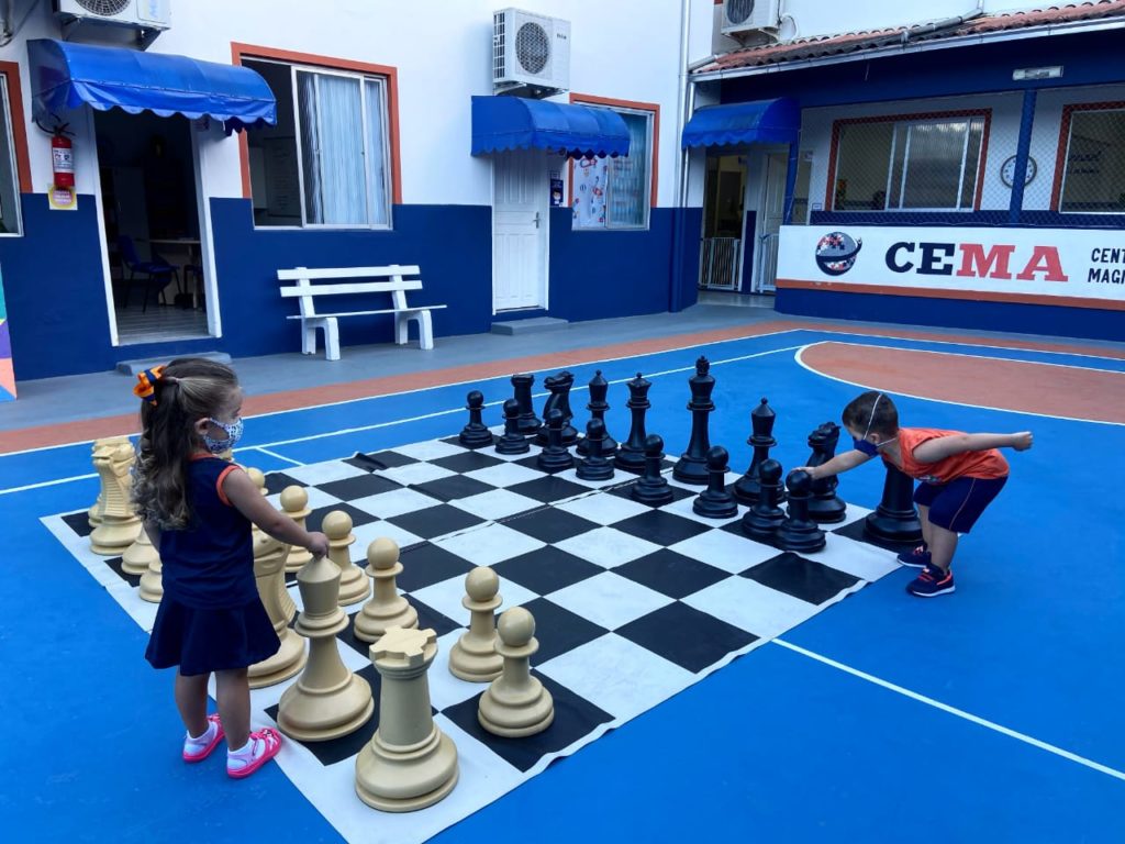 imagem de alunos praticando xadrez na escola
