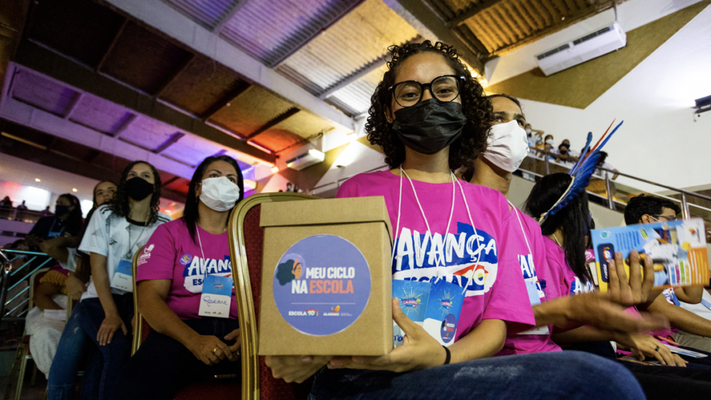 Alagoas entrega kits de higiene íntima para estudantes da rede estadual