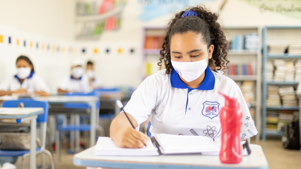 No Brasil, mais de 80% das escolas municipais estão com aulas presenciais