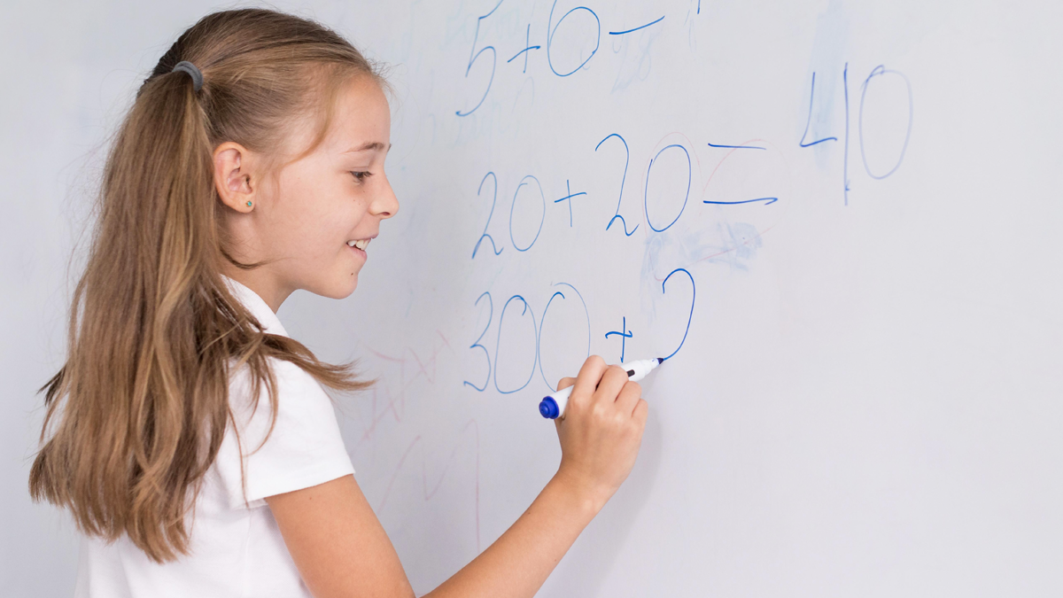 Meninas melhoram desempenho em matemática e se igualam a meninos