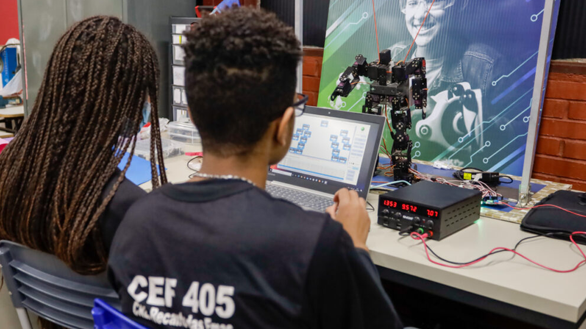Em Brasília, alunos criam robô com habilidade de fala