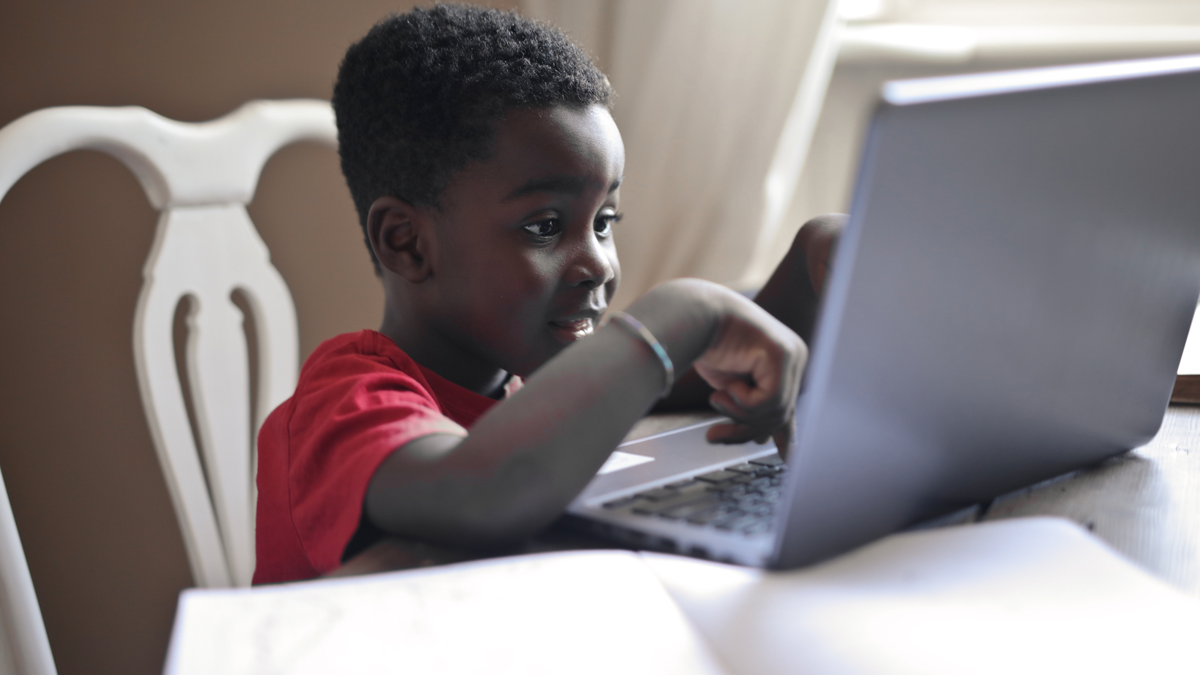 Nove em cada dez crianças e adolescentes são usuárias de internet