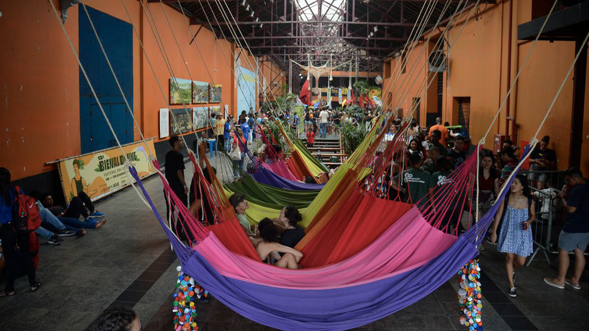 Bienal da UNE é aberta no Rio com pauta de reconstrução da educação
