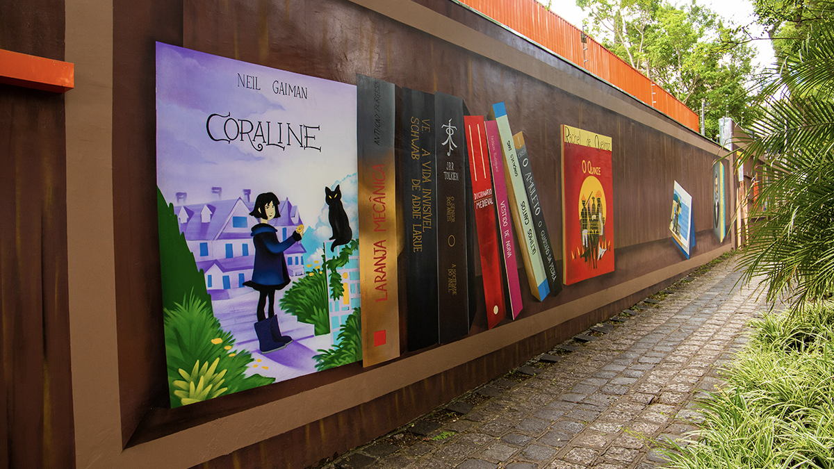Muro de colégio de Curitiba vira biblioteca digital a céu aberto