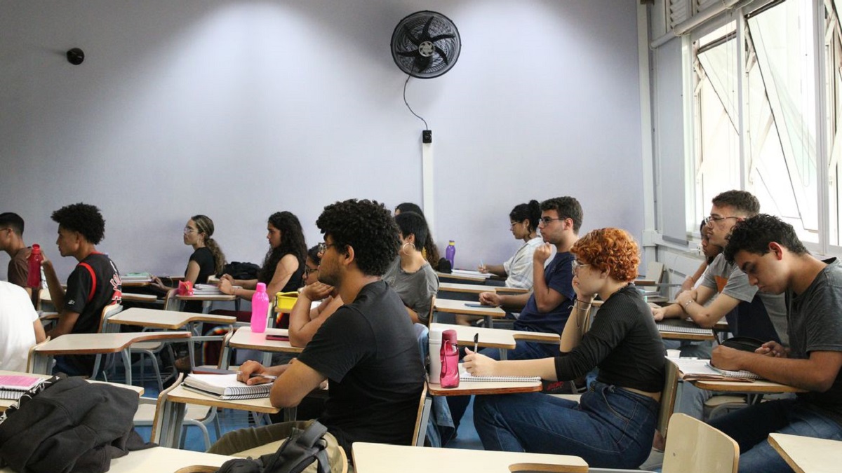 Professores questionam três questões do Enem 2020 - Brasil Escola