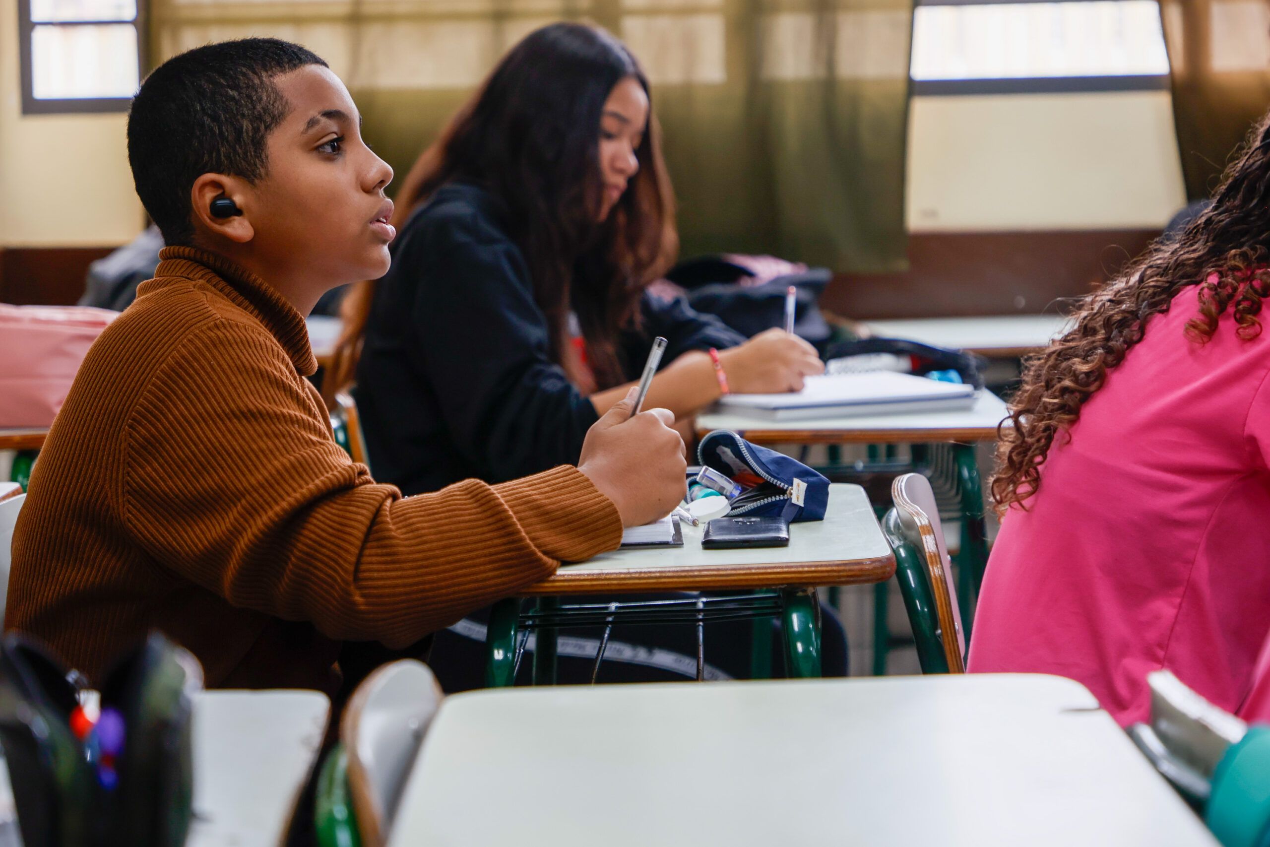 Imagem de alunos em sala de aula ilustra dados apurados no Ideb 2023.