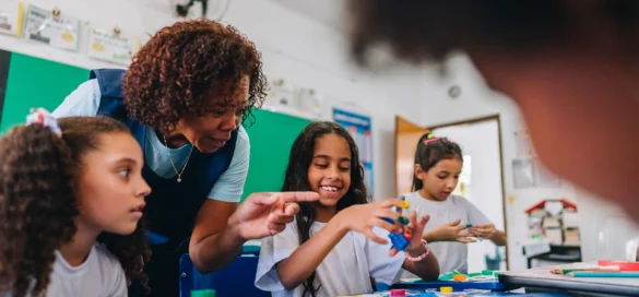 Campanha de Matrículas: em sala de aula, professora ensina novos alunos.