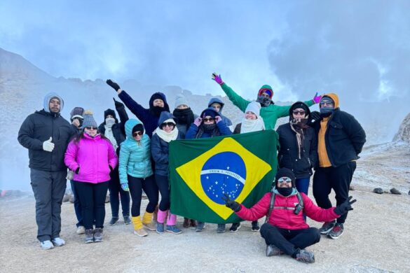 Professores do Colégio Integração posam com a bandeira do Brasil em excursão ao Deserto do Atacama