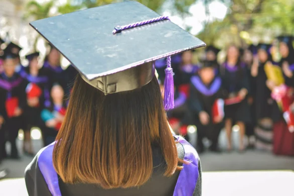 Educação: alunos vestidos com beca durante evento de formatura escolar.