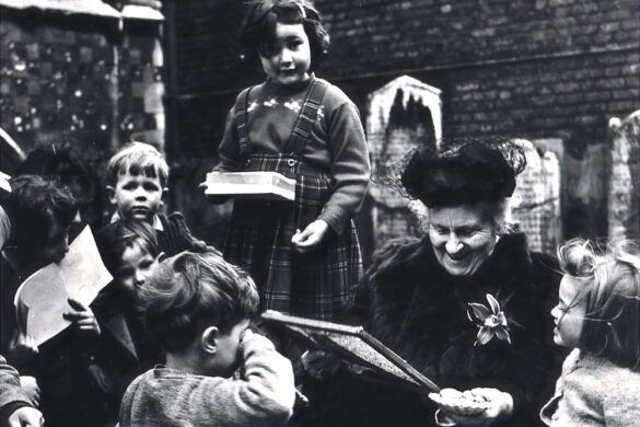 Maria Montessori aplica seu método a crianças