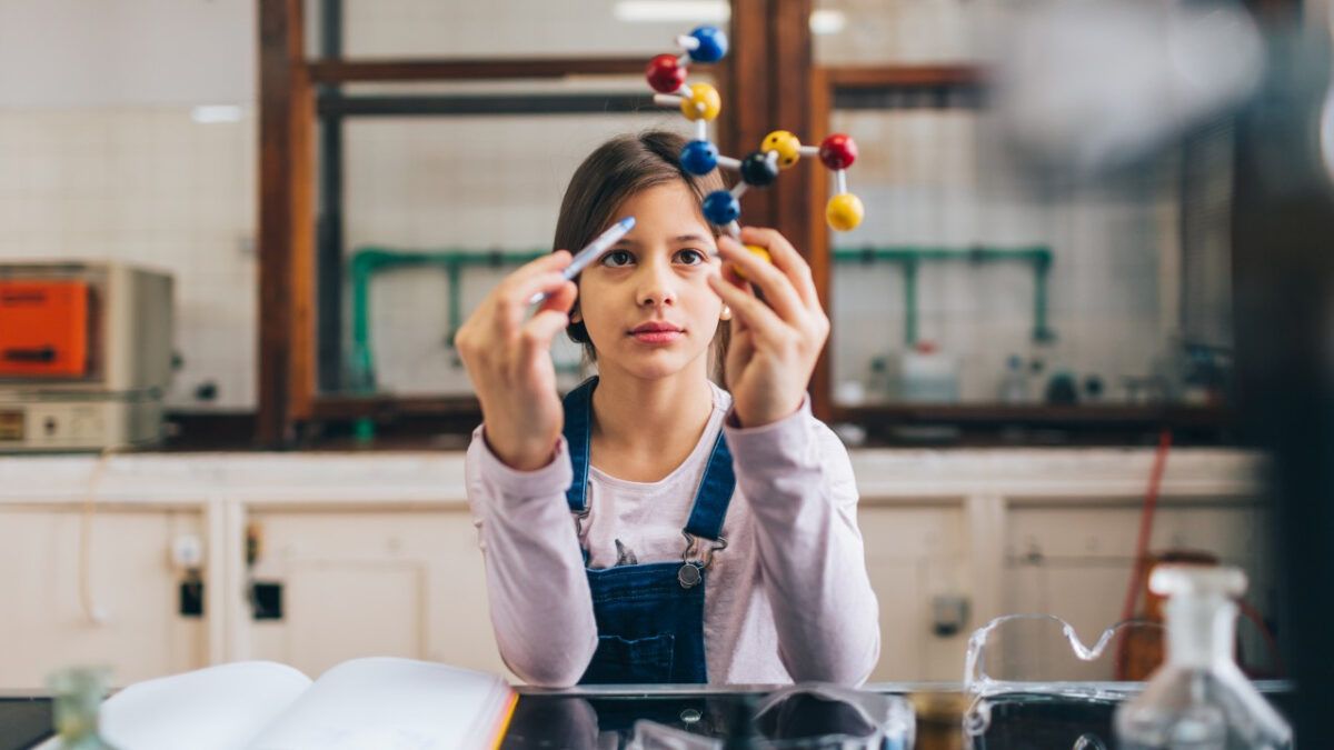 Inspirando futuras cientistas: como celebrar o Dia Internacional das Mulheres e Meninas na Ciência em sala de aula