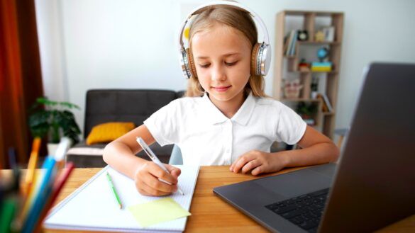 Criança com TDAH se beneficia de música instrumental em fone de ouvido para realizar atividade escolar