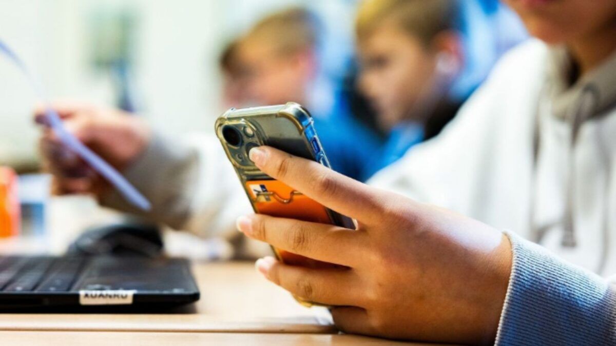 Escola sem Partido entra com ação contra lei que proíbe celulares nas escolas de SP