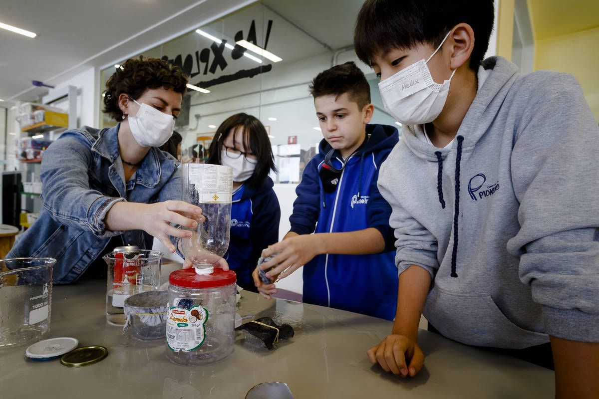 Estudantes do Centro Educacional Pioneiro, na zona sul de São Paulo, testam projetos de cisterna.
